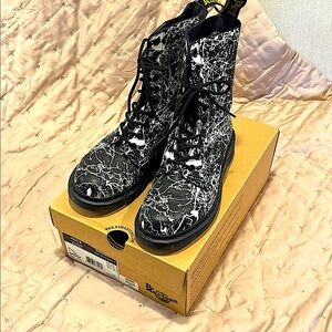 White on black swirl 8 eyelet, perfect,  size 39 or 8, Doc Martens leather booy
